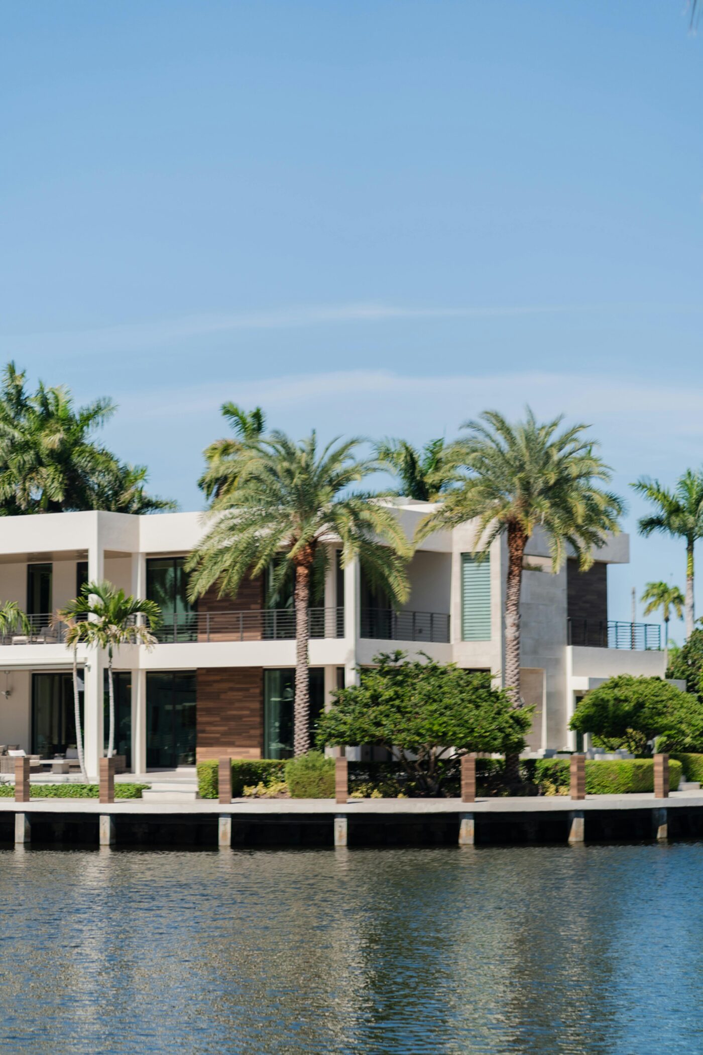 Comprador revisando documentos de hipoteca para una vivienda en Miami