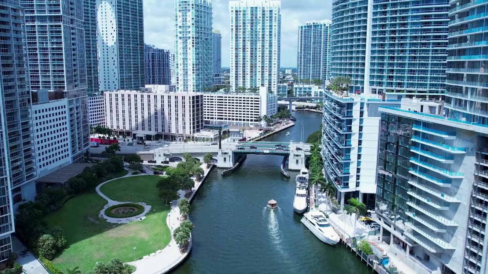 Vista de Miami con edificios residenciales frente a la bahía